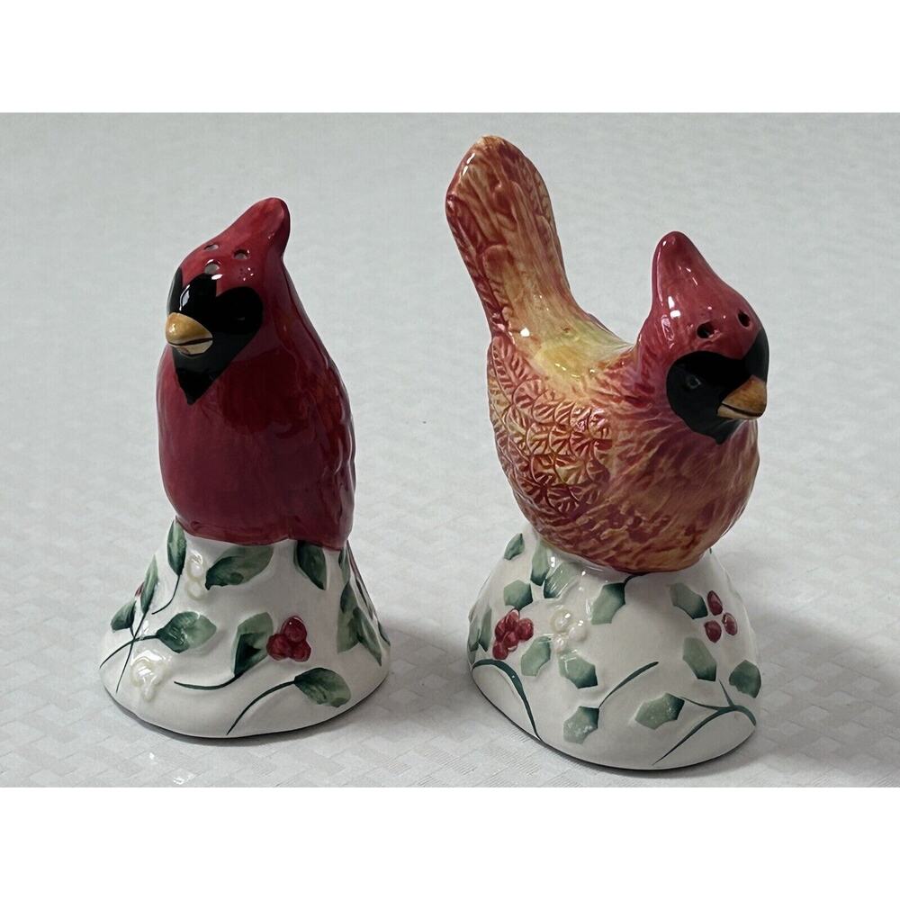 Kitsch Kitchen‎ Red Cardinal Bird Salt & Pepper Shakers On A Holly Bush